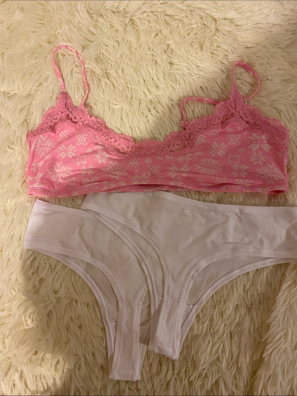 SKIMS {Bundle} Bubble Gum Snowflake bralette & 2 thongs